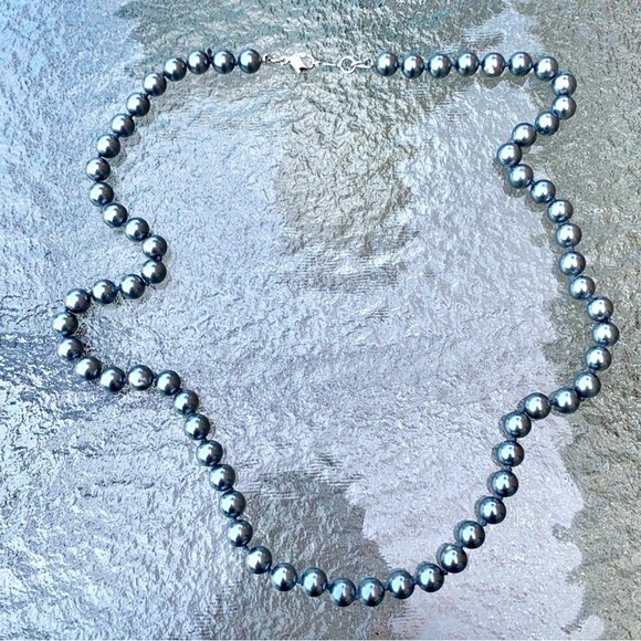 🩶Vintage grey  glass pearls, knotted single strand. - Picture 2 of 3